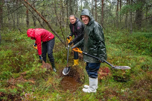 GALERII Kõrsa talgutelt: kunstiteose ja paisu ehitamine